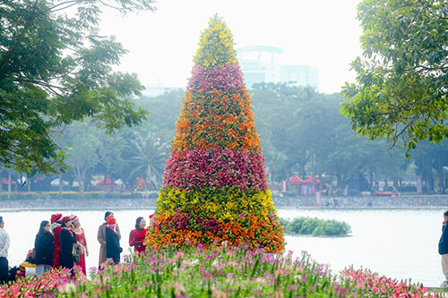 Cận cảnh cây thông Noel 'độc nhất' làm từ 2.000 cành hoa ly ở Hà Nội